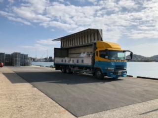 大型トラックで安全運行を行っております。