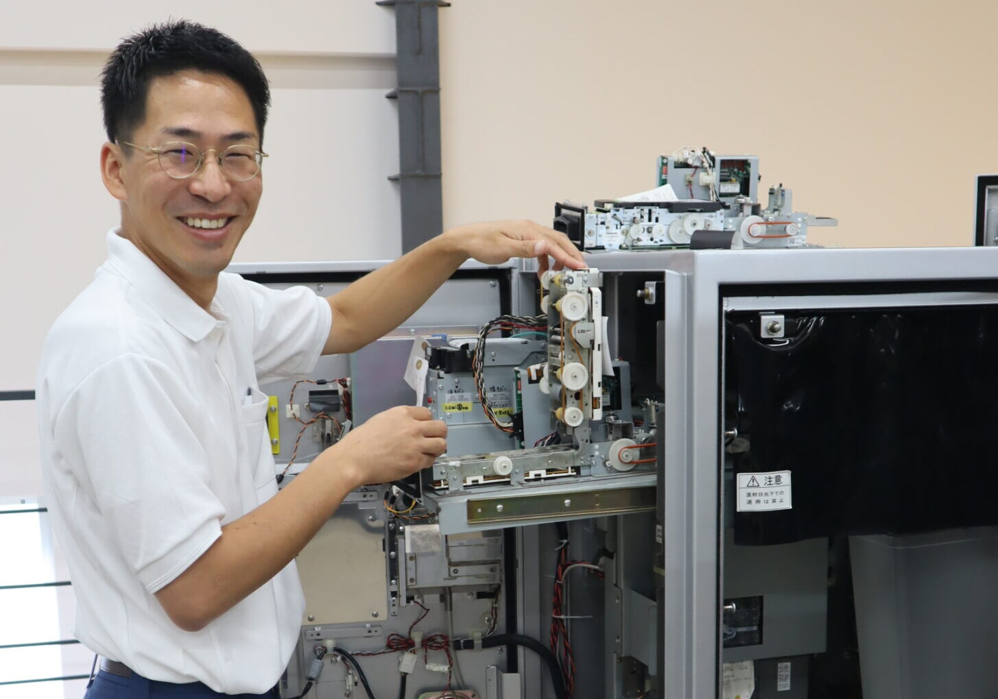 精算機の点検の様子