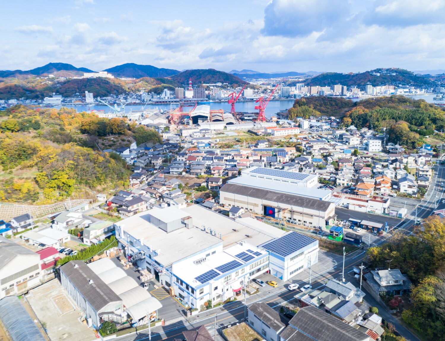 のどかな向島町に第1～第7工場を構えています。