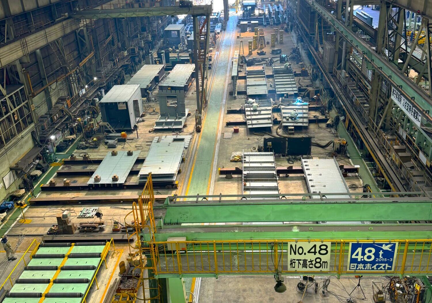 工場の中。溶接ロボット等最新設備もたくさんあります。