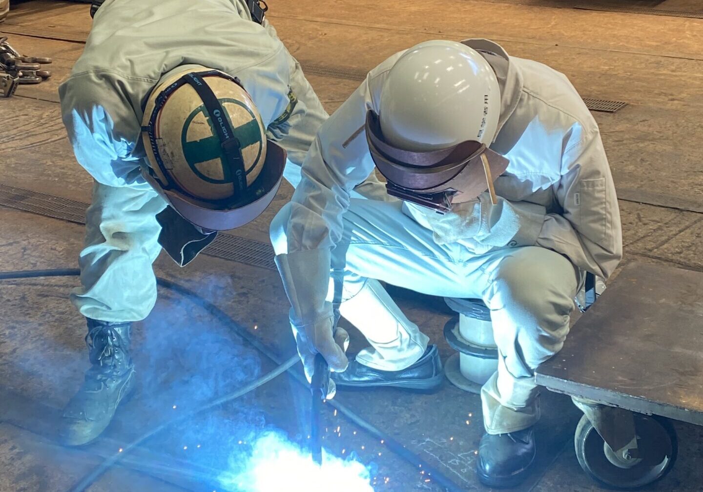 溶接作業中。新入職員には指導員がついて丁寧に教えてもらえます！