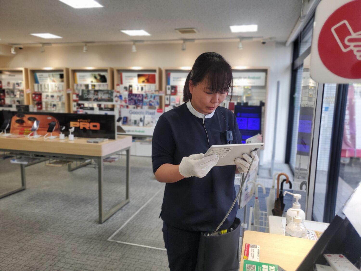 来店予約を確認し、お客様をお出迎えする準備を整えます。