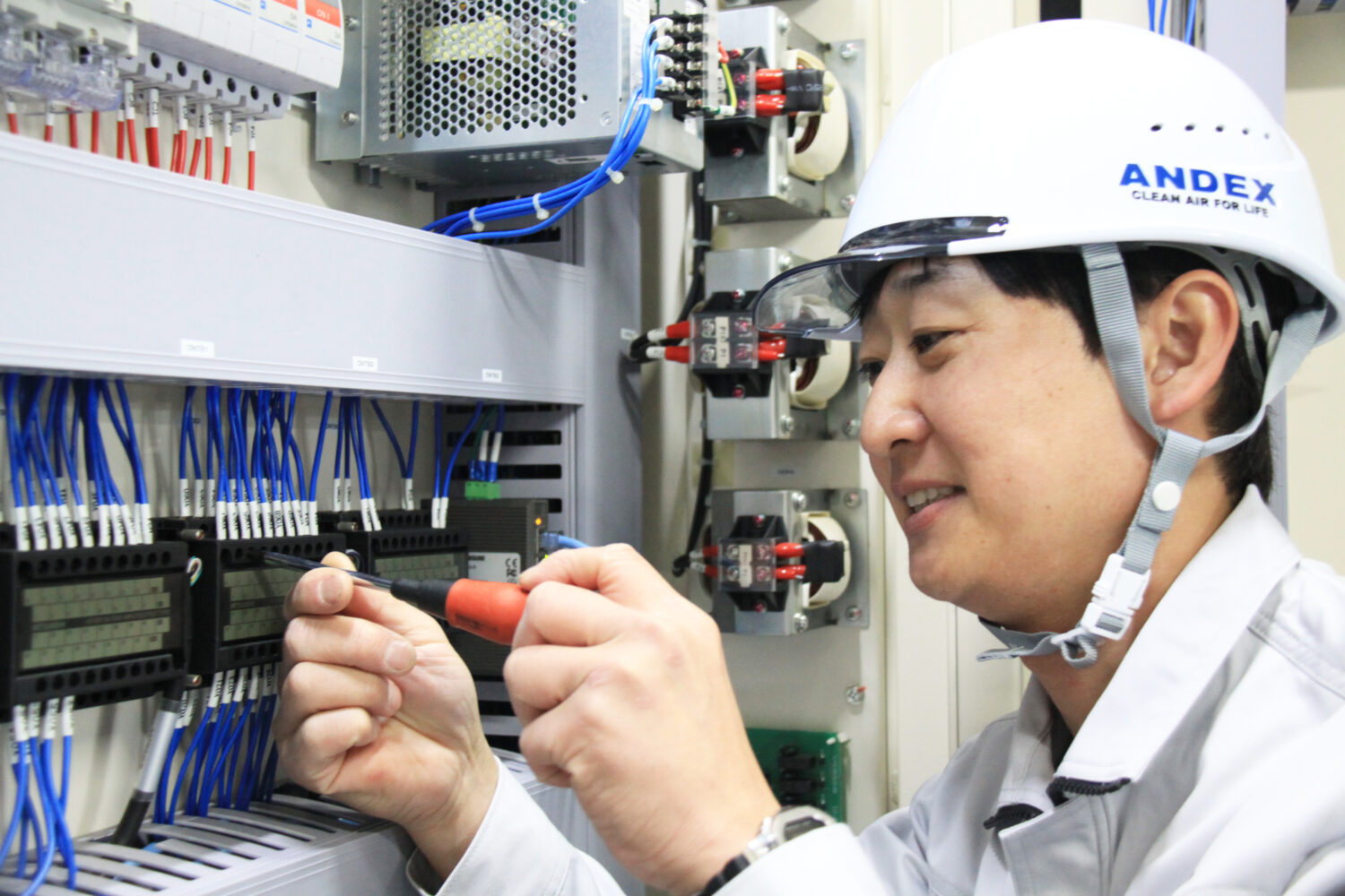 技術部/製品の設置、納入後の試運転や保守管理を行います。