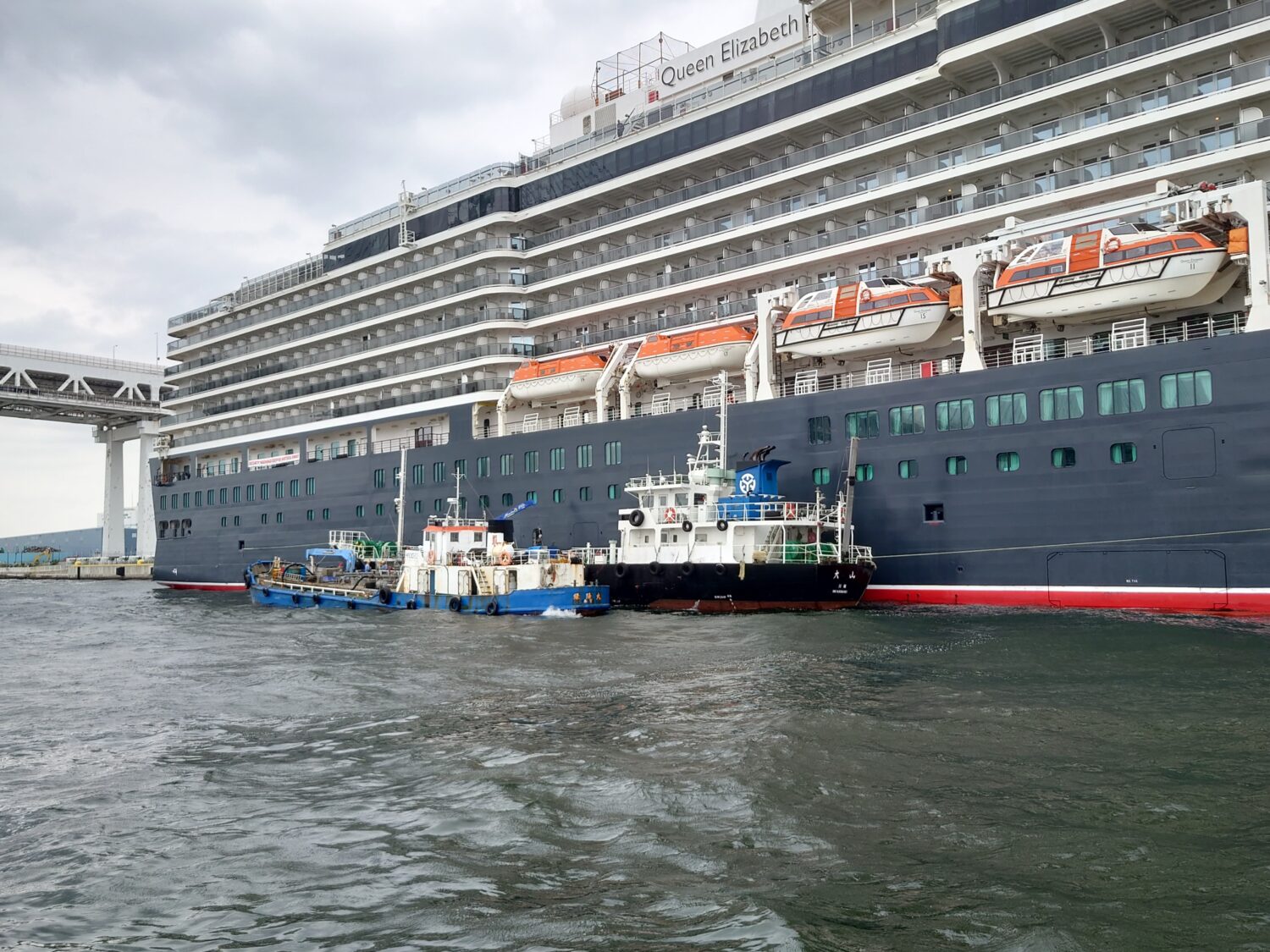 豪華客船の女王Queen Elizabeth（クイーンエリザベス号）が日本寄港時に給油する船に選ばれました。