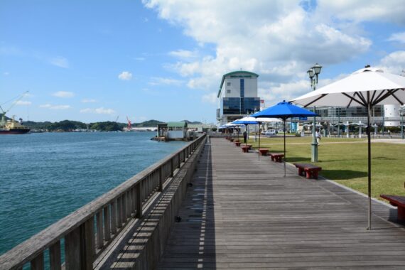 駅に近く、船乗り場や駅前広場にも隣接<br />
しておりアクセス抜群です。