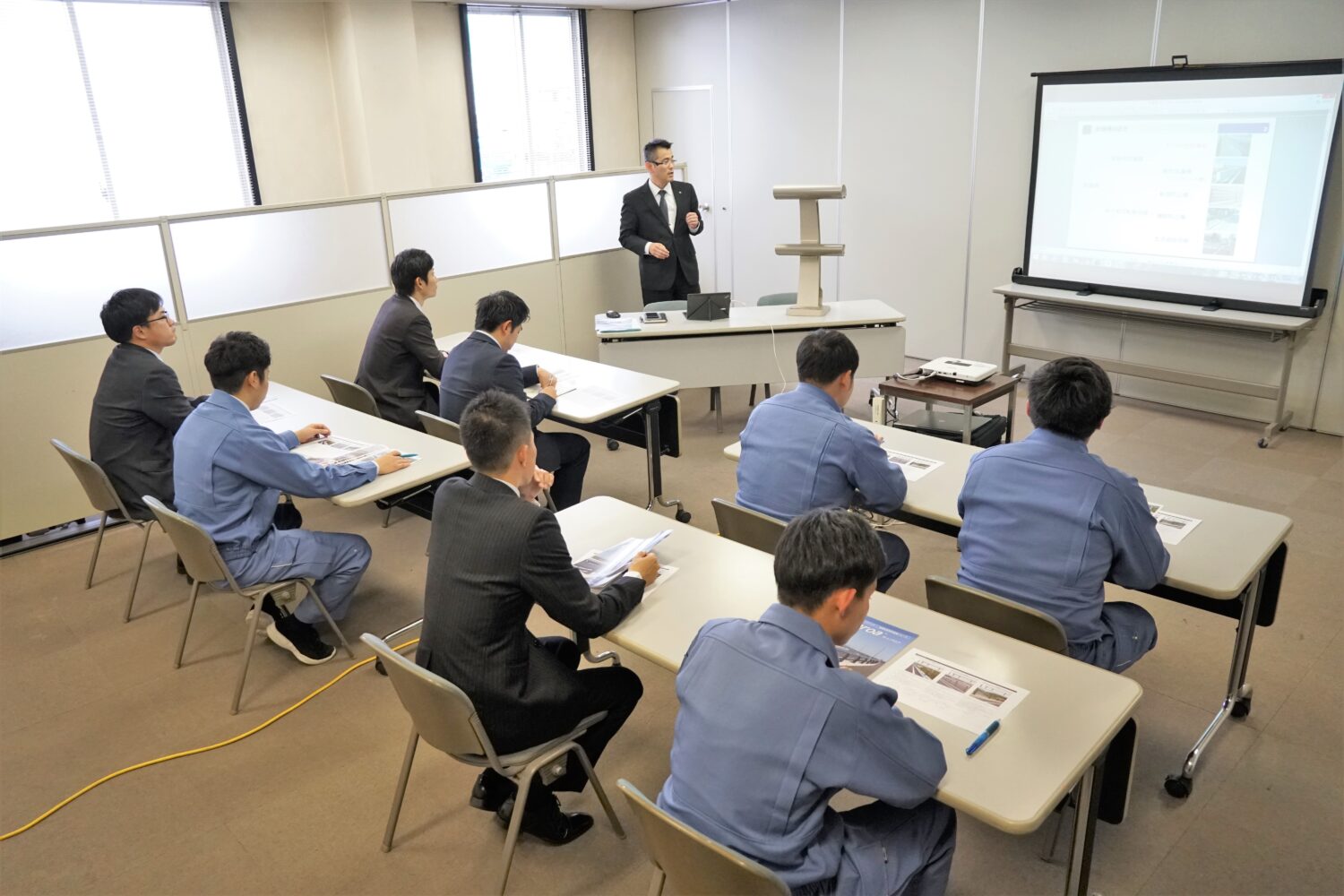 最新製品・工法の勉強会を 頻繁に行い、社員で共有し ています。