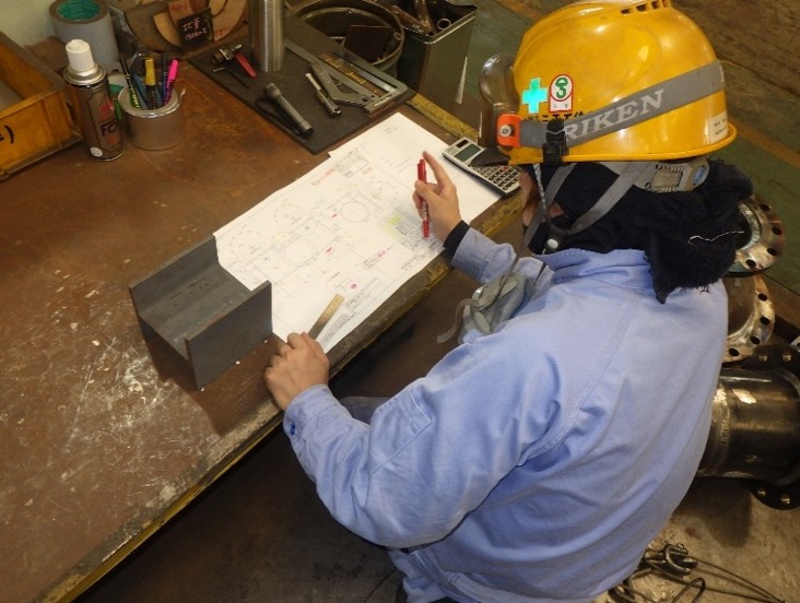 図面を見ながら作業手順の確認
