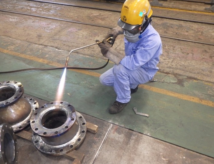 溶接後の歪み取り、片付け