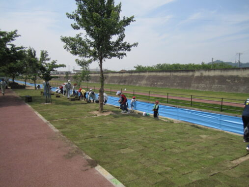 小学生の皆さんと、黒埼 水道の緑化ボランティア を行いました。