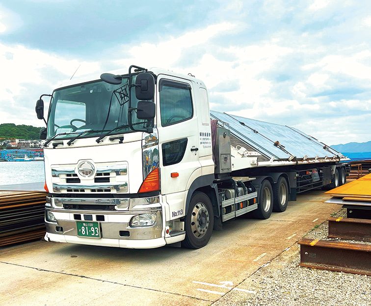 傾斜台車。幅の広い鋼板を陸上輸送する際に荷台を傾けられる車両です。