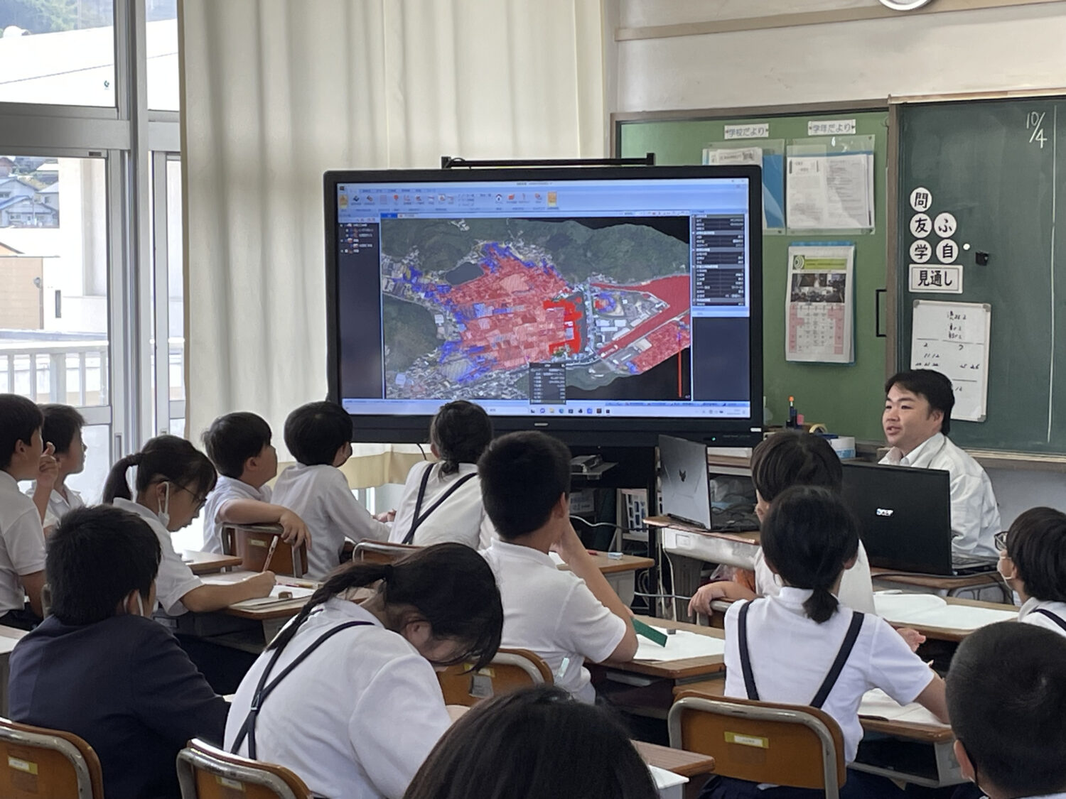 小学校での出前授業など、教育支援も実施