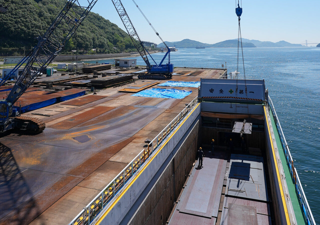 大きなクレーンを使って、船から荷物を出していきます。