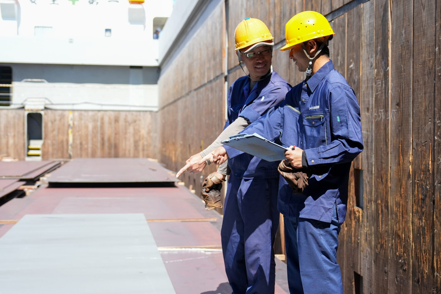 １つ１つ検品作業を行ないながら、丁寧に荷物を扱っていきます。