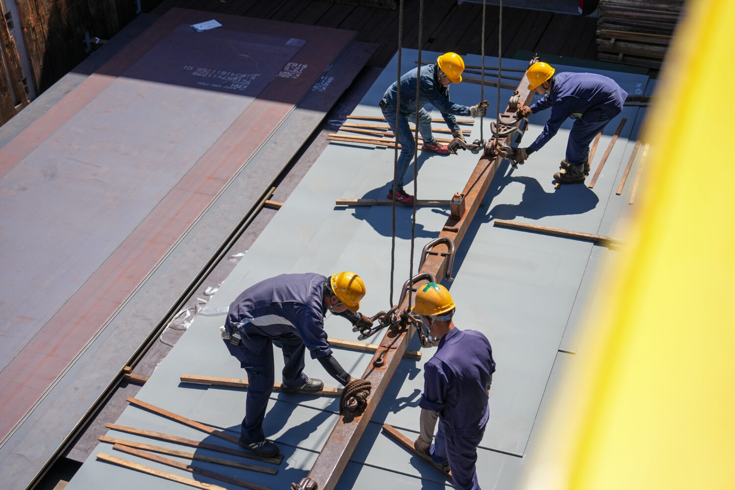 皆で協力しながら、チームで作業を行います。