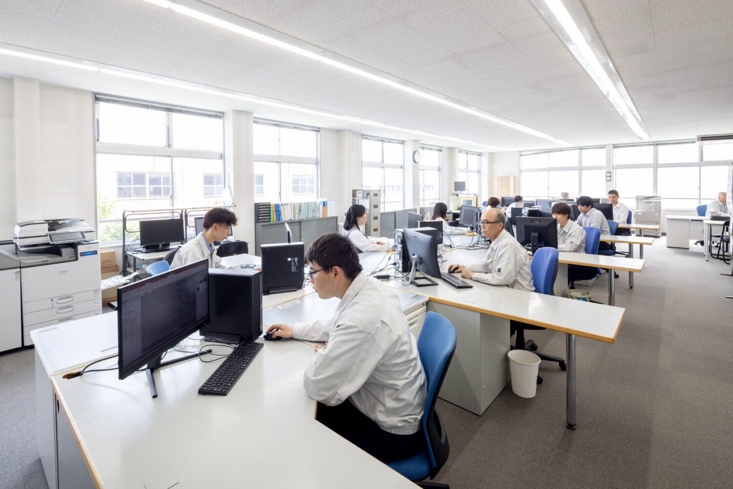 社内での作業は主にパソコンを使用