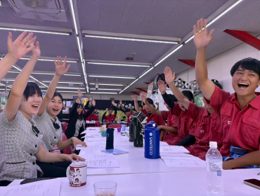 社長を筆頭にスタッフ全員とにかく熱い!<br />
お客様に喜んで貰うその一心で常に全力投球です!